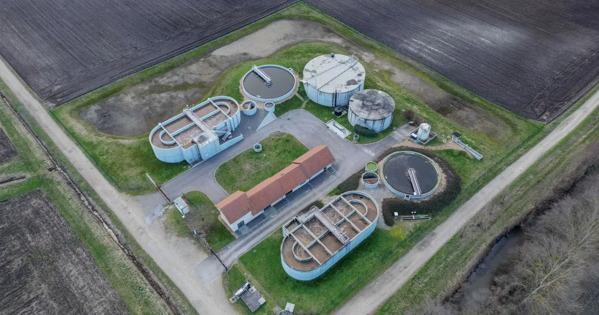 ETE compacta vista de cima, com tanques circulares em área rural