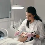 Tendencias da estetica como a qualificacao profissional impulsiona sua carreira