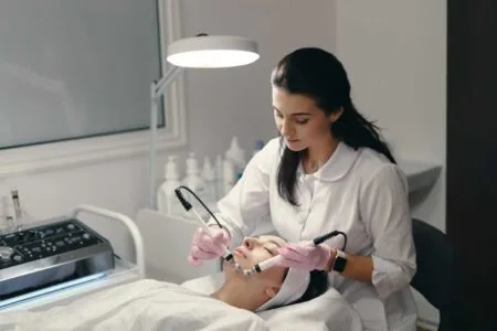 Tendências da estética: como a qualificação profissional impulsiona sua carreira