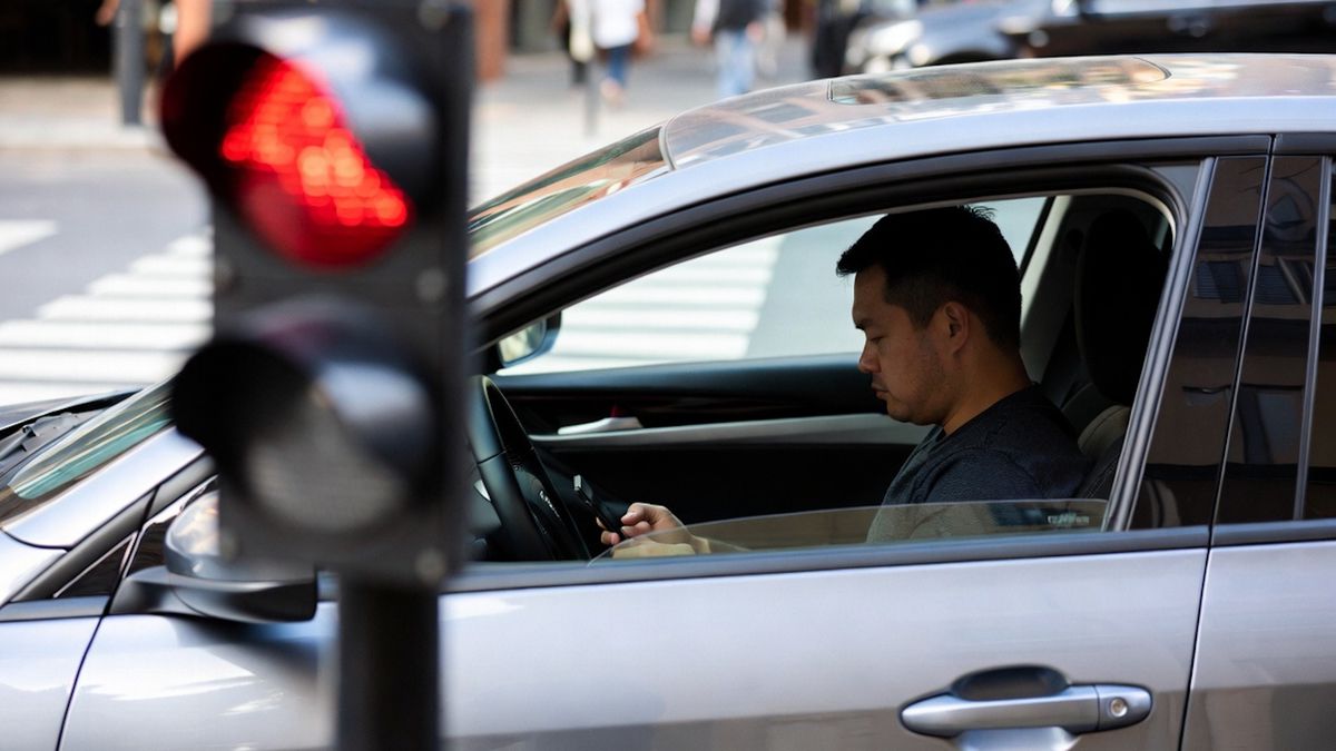 Brazil law clarifies phone use while stopped at traffic lights