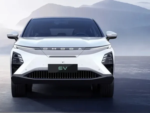 Omoda E5 ganha versão barata para rivalizar com BYD Dolphin