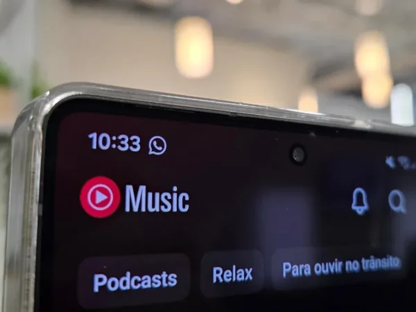 YouTube Music testa visual com capa em tela cheia