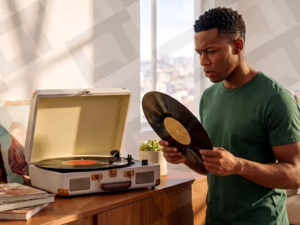 Vitrola de maleta estraga vinil? Especialistas respondem