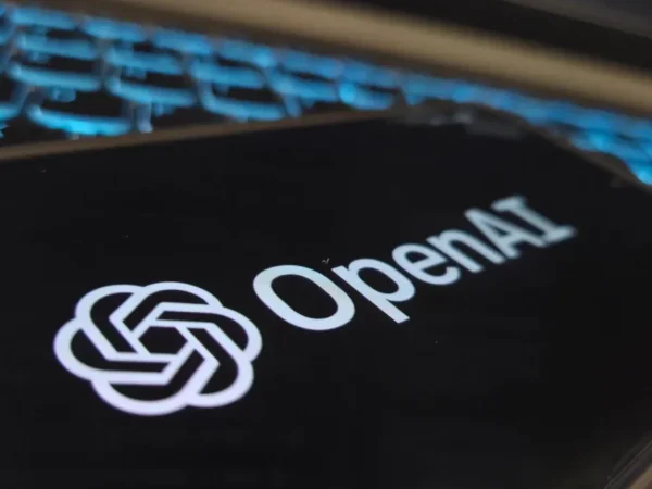 OpenAI fica sem eticista após saída de Chloé Bakalar