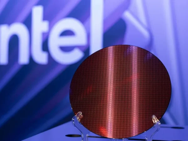 Intel estuda memória 3D colada no processador para IA