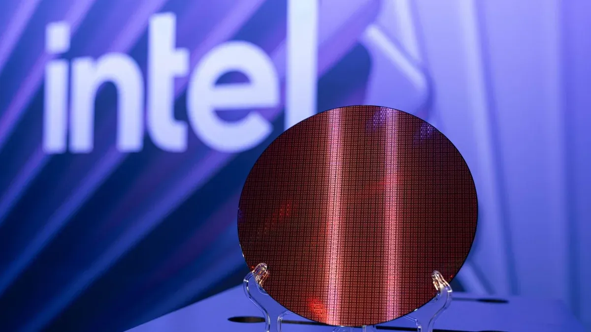 Intel estuda memória 3D colada no processador para IA