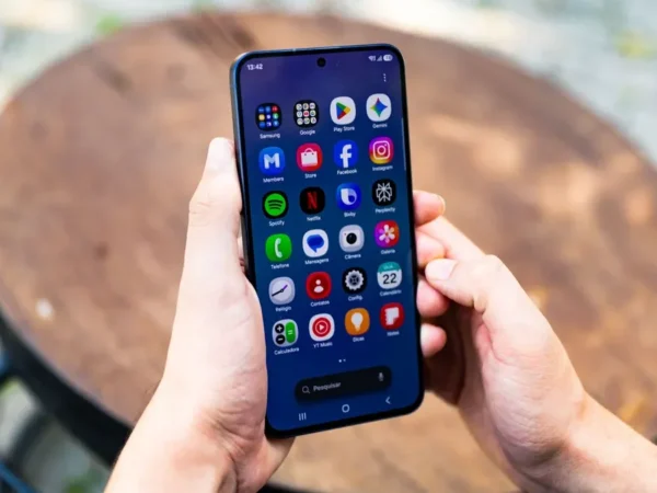 One UI 9.5: vazamento revela mudanças e recurso de espelhamento